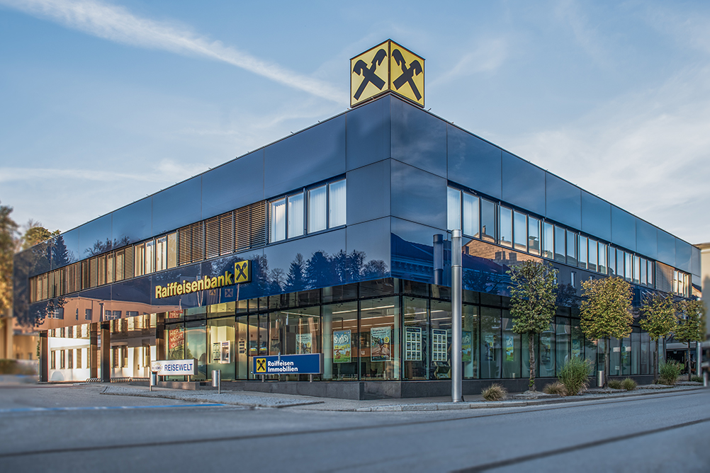 Gebaeude-Eck-Raiffeisenbank-Perg